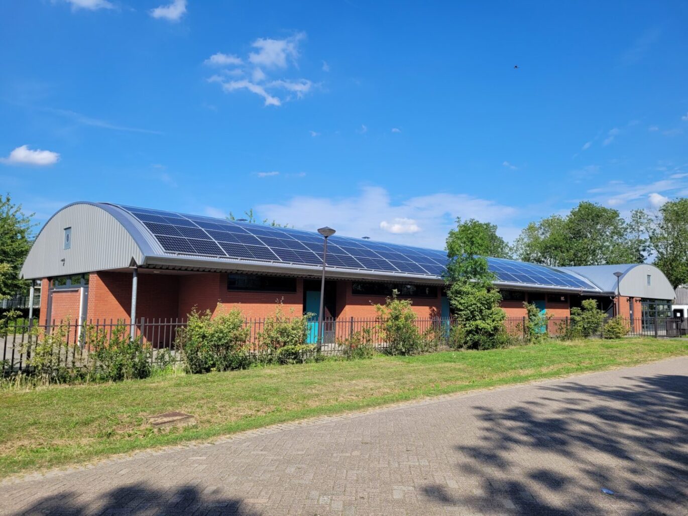 Zonnepanelen op het ronde dak van SV CHC