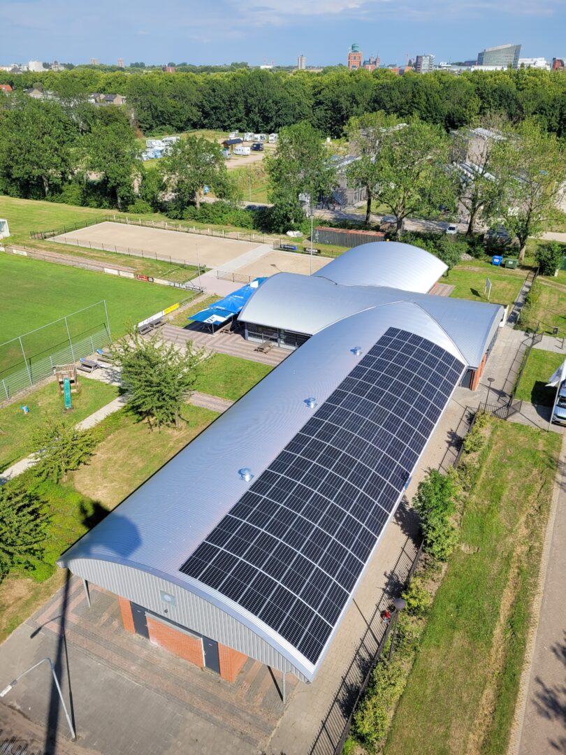 Zonnepanelen op rond dak sportclub