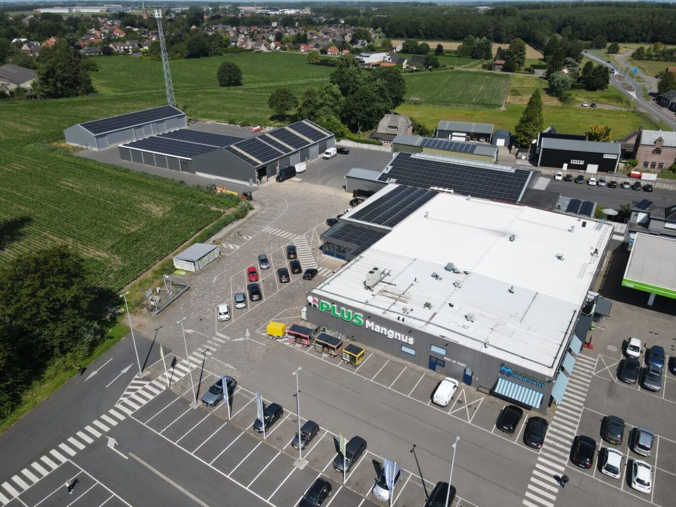 Zonnepanelen voor supermarkt Plus Mangnus